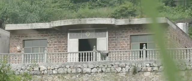 湖南一男子狠心抛弃瘫痪的女友，和别人结婚生子，女友：我理解他