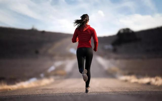 老人摔一跤就骨折？提醒：老人多补充2种营养，或降低33%骨折风险