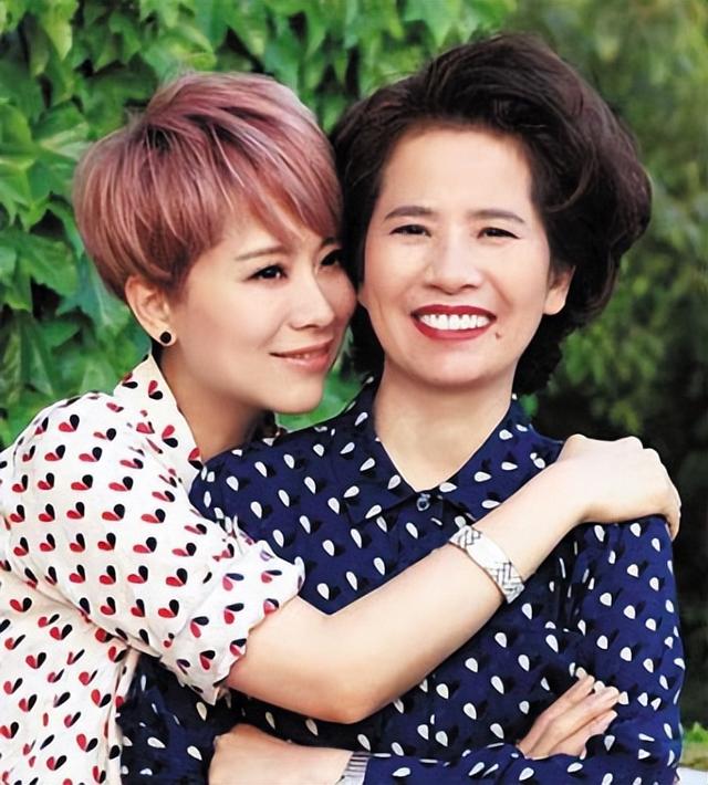 45岁海清戏外美满，嫁高中初恋相爱超20年，14岁儿子是高颜值学霸