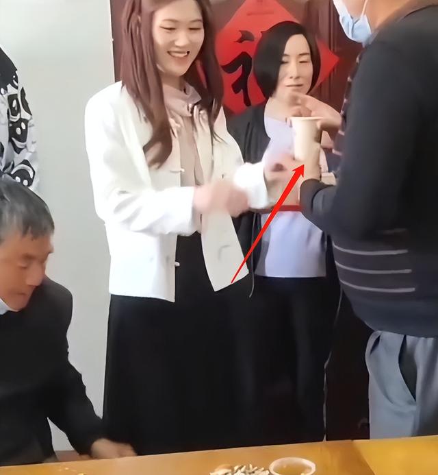 恭喜！大衣哥喜提“儿媳”，女方已改口叫爸，陈亚男跳舞一脸苦涩