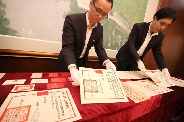 14岁小姑娘竟拒绝了毛主席开国大典的邀请，毛主席：再邀请一次