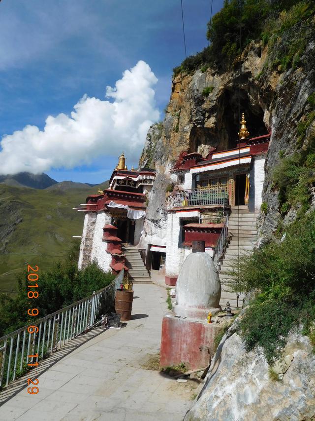 藏在懸崖上的寺廟，1300多年曆史，如今成小衆景點