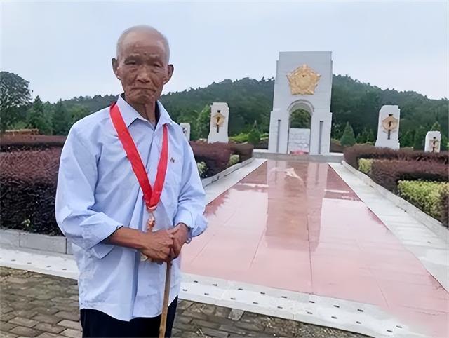 岳父做客女婿家，提起埋在家乡一烈士名字，女婿吃惊：那是我爷爷
