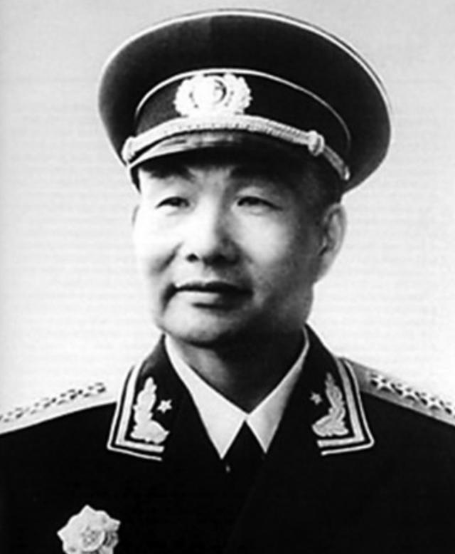 1949年，小战士从报纸上认出父亲，连长：别闹了，这是兵团司令