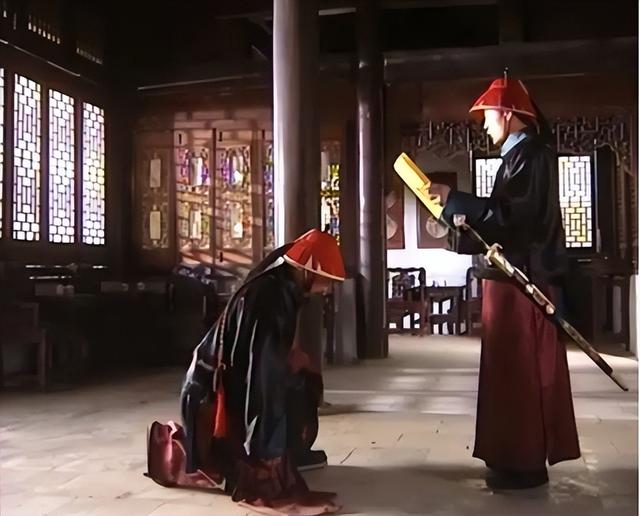 九门提督和珅：权力滔天，被赐死时为何不反，你不看皇帝咋防他的