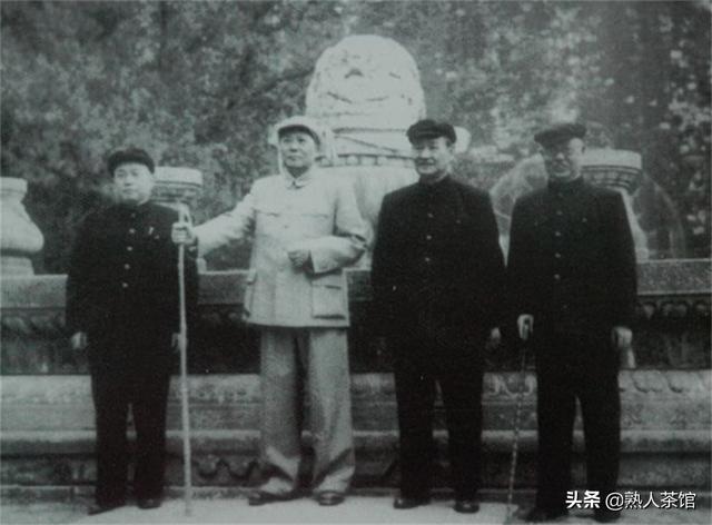 家宴上，毛主席抓着老人的手，对江青和大家说：你们知道他是谁吗