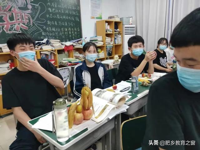 邯郸市肥乡区第一中学一节特别的思政课肥乡一中举行标兵班授旗仪式