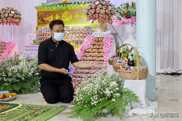 “泰”有意义！泰国一葬礼用方便面布置灵堂