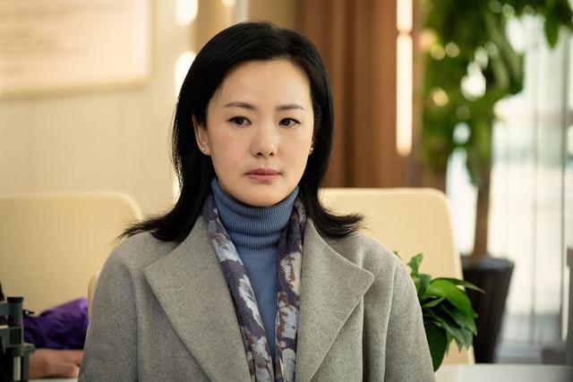 想不到2022年一开始，殷桃和袁泉，就给娱乐圈许多演员，做了表率