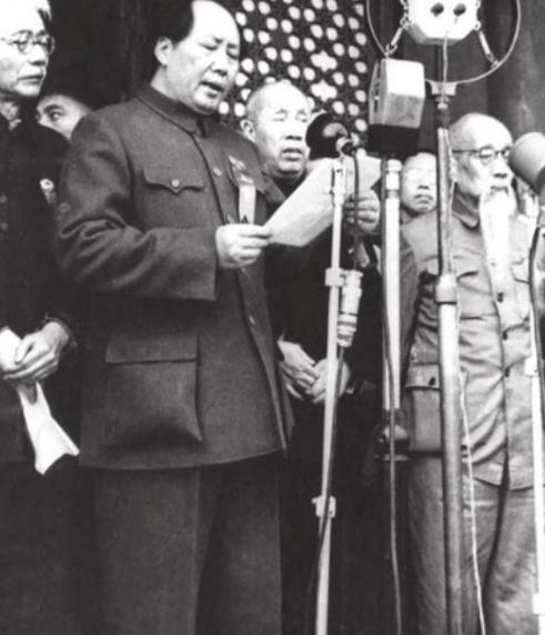 1949年开国大典，周恩来领着一个女孩，见到毛泽东就喊：大首长
