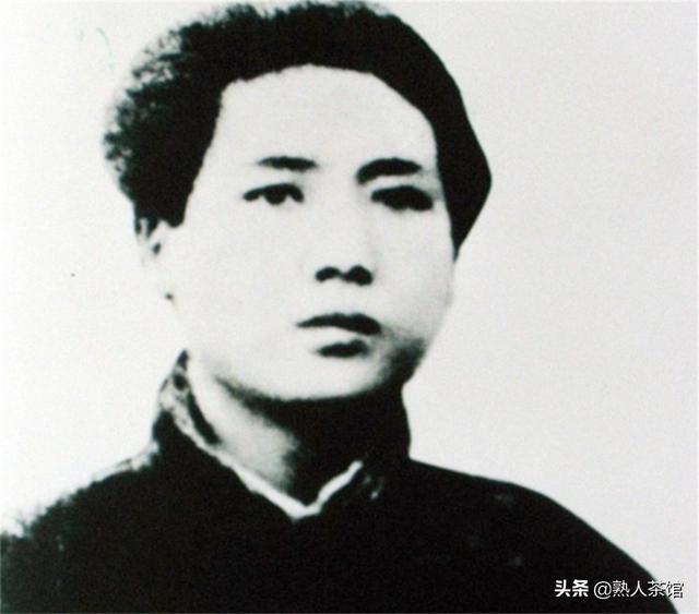 家宴上，毛主席抓着老人的手，对江青和大家说：你们知道他是谁吗