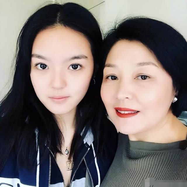 李咏54岁冥诞，哈文掐点送祝福，用9个字表达对亡夫的思念之情