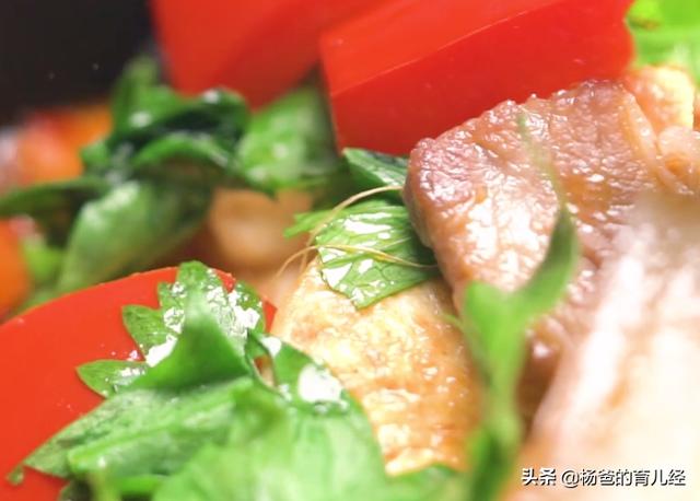 五花肉这样吃太美味，搭配芹菜和豆腐，营养又解馋，孩子特爱吃
