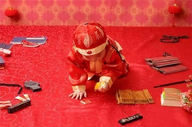 雍正抓周的时候，拿起笔瞎写1字，康熙看后脸色大变，最后成真