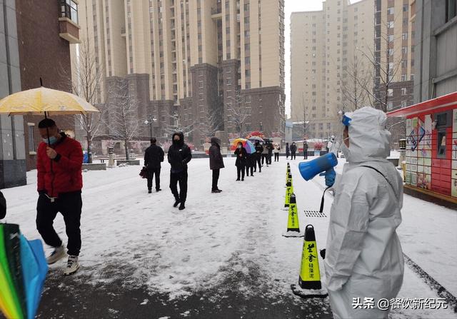 东北小伙晒隔离餐，菜量是南方3倍，网友：在家也吃不到这么好