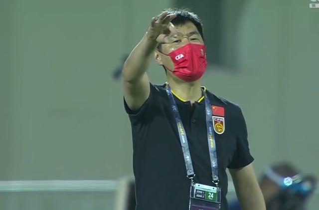 中国队逼平沙特，全队双手指天告慰同胞！李霄鹏带队有三大提升