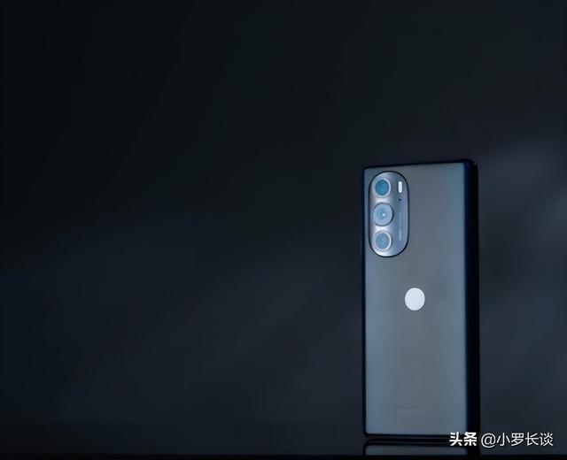 2399元起，512GB +骁龙8+144Hz，摩托罗拉站起来了