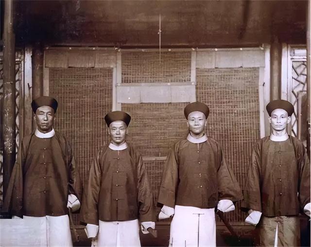 侍卫救了乾隆，乾隆问他要何赏赐？侍卫，就赏我一个胖宫女吧