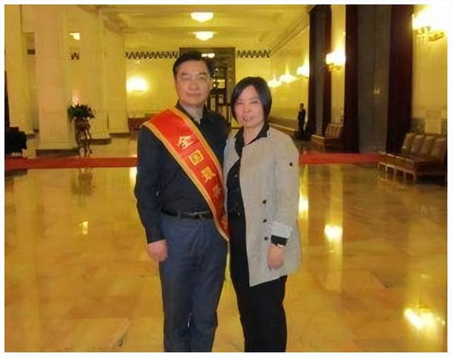 1985年战友牺牲，他为守承诺到战友家尽孝，9年后娶战友妹妹为妻
