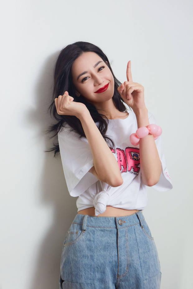 迪丽热巴晒出道十周年写真 对镜歪头甜笑元气满满(迪丽热巴惊喜现身)