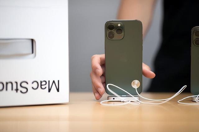 消息称iPhone 14或引入卫星功能 非Pro产品屏幕将更大