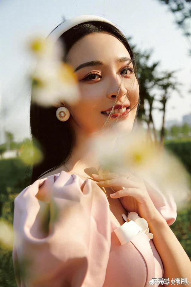 如花儿般粉嫩的李莎雯子