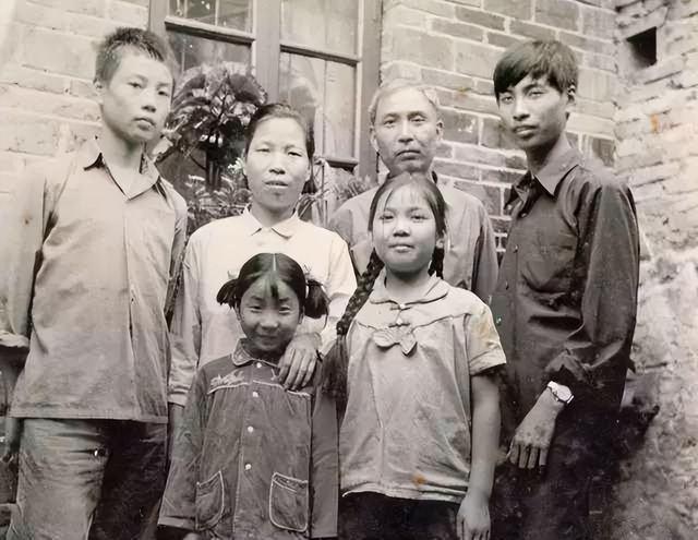 18岁新兵牺牲在老山前线，母亲一夜白头，扶碑痛哭：儿啊，娘来了