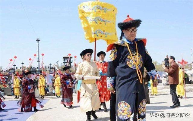 乾隆七世孙身穿龙袍，召百人公开祭祖，大拇指上戴着“帝王扳指”