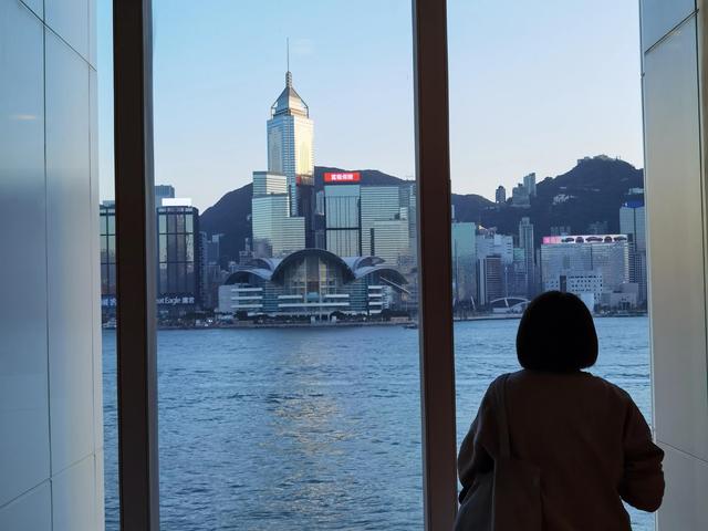 去香港藝術館，居然可以坐在藝術品上看海、看雲、看船？