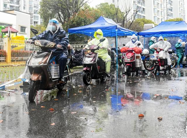 配送小哥太难抢！封控小区买菜买药，特殊时刻靠“智勇双全”