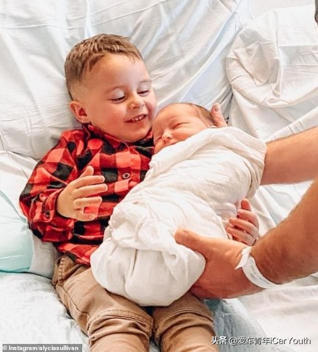 TikTok感人时刻：蹒跚学步的男孩第一次看到自己刚出生的弟弟