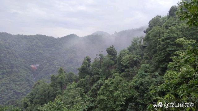 它與蘇仙嶺齊名，也位于湖南郴州，是個山清水秀，環境清幽的寶地