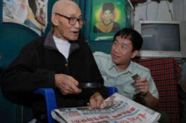 八旬抗战老兵再婚，新婚夜才发现，新娘竟是失散60多年的结发妻子