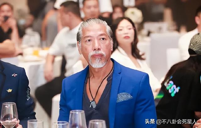 香港圈18位老牌男神的现状，白发苍苍，头发松弛，都老了。
(图32)