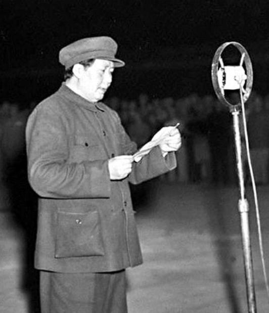 1949年开国大典，周恩来领着一个女孩，见到毛泽东就喊：大首长