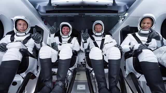 4名游客从太空回到地球就行走，为何神舟十三号航天员被抬着走