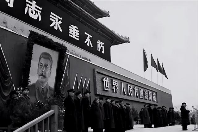天安门城楼上，先后挂过12个人的画像，除了毛主席外，还有谁？