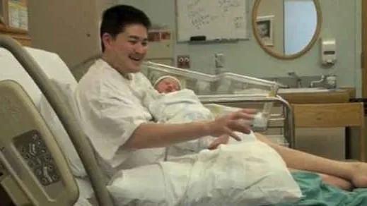 世界上第一位男性妈妈，传奇人生转变，享受人生快乐