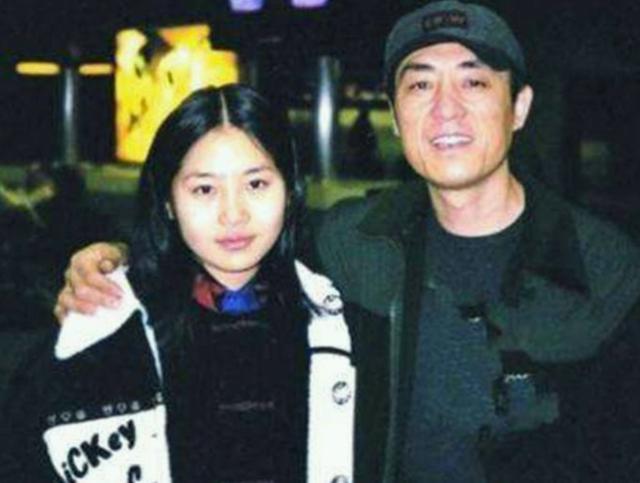 张艺谋岳母：比女婿小11岁无代沟，陪女儿走过“地下”10年无遗憾