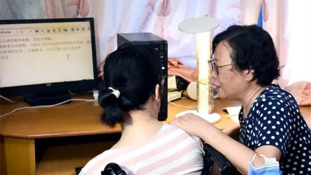 女博士王磊：30岁怀孕后瘫痪，生子后被丈夫抛弃，8年后逆风翻盘