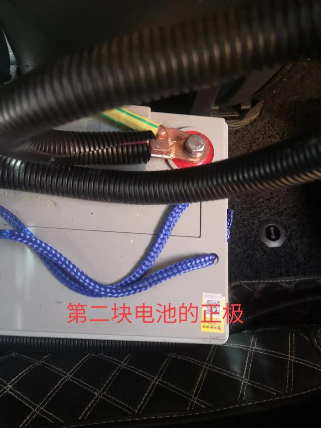 两块电瓶串联24伏充电器怎么充电(12伏电瓶两块串联怎么充电)