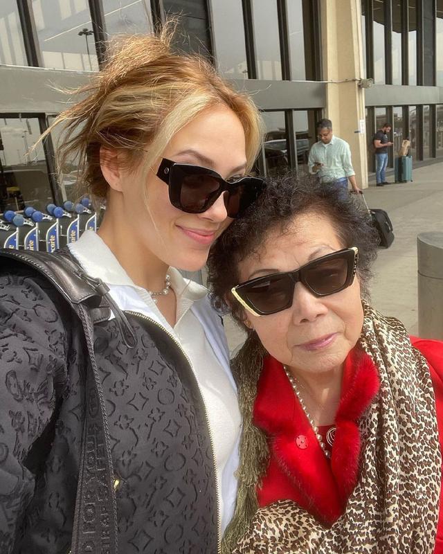 谷爱凌晒一家三人合影照！58岁妈妈穿中式旗袍，86岁姥姥相当精神