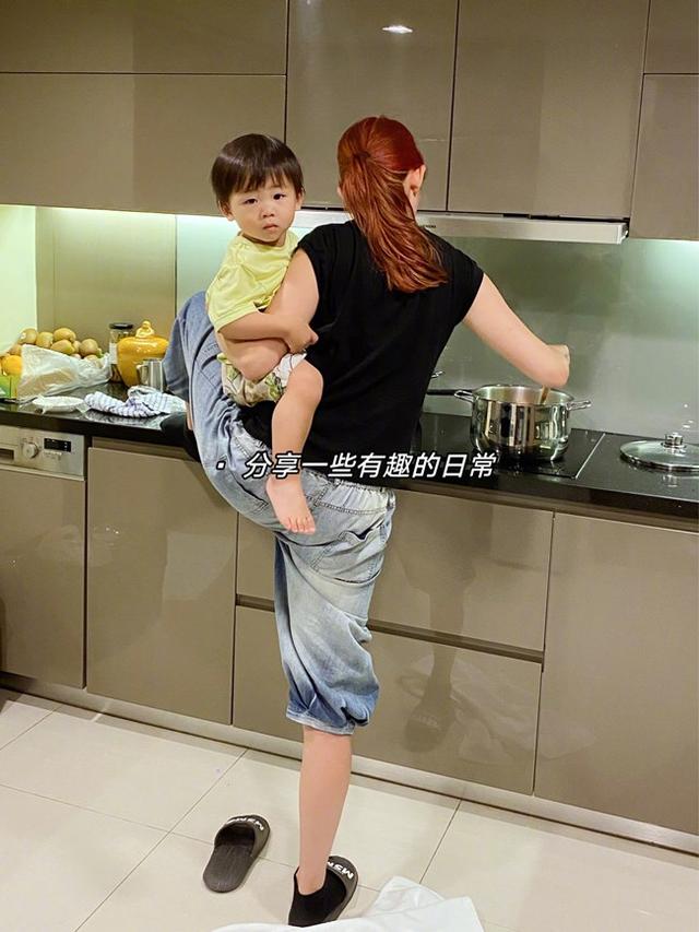 蔡少芬当妈后10年没睡过整觉！每天5点起床为儿女做早饭，太心酸