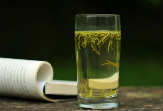 绿茶放了10年还能喝吗？绿茶的最佳饮用期，到底是多长时间？