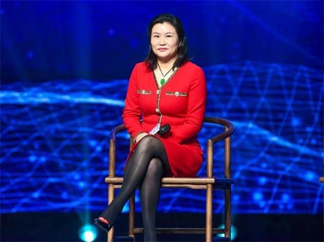 湖南女首富周群飞：山里娃逆袭770亿身家，头婚嫁老板再婚嫁司机