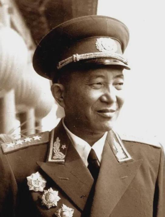 1977年叶剑英给回京的洪学智安排工作，邓小平得知后：他另有大用
