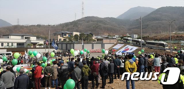 朴槿惠今日返乡：数千支持者在老家别墅旁夹道欢迎；尹锡悦或邀请她出席总统就职仪式