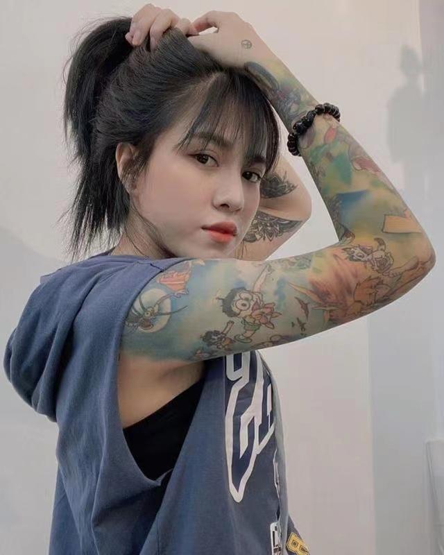 纹身店工作的女孩（女孩去纹身遭店老板无情怒斥）(1)