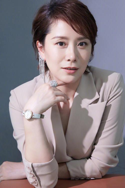 45岁海清戏外美满，嫁高中初恋相爱超20年，14岁儿子是高颜值学霸