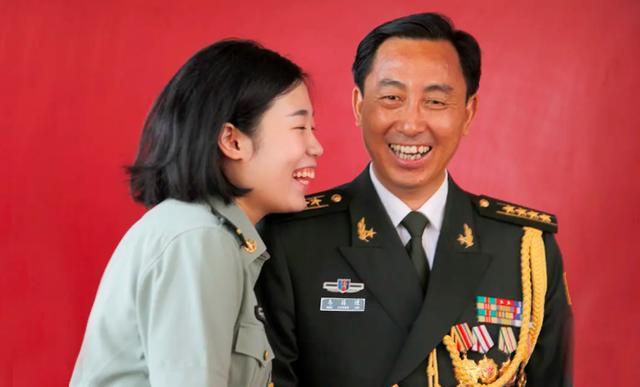 韦昌进眼球被打掉后坚守11小时，高喊：向我开炮！独女也投身国防